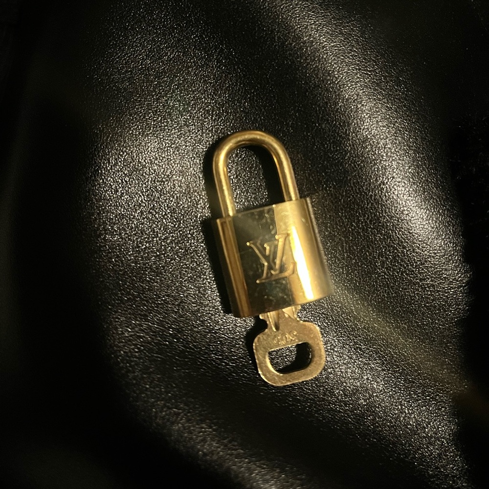 Authentic Lv Lock And Key Number 305! - image 2